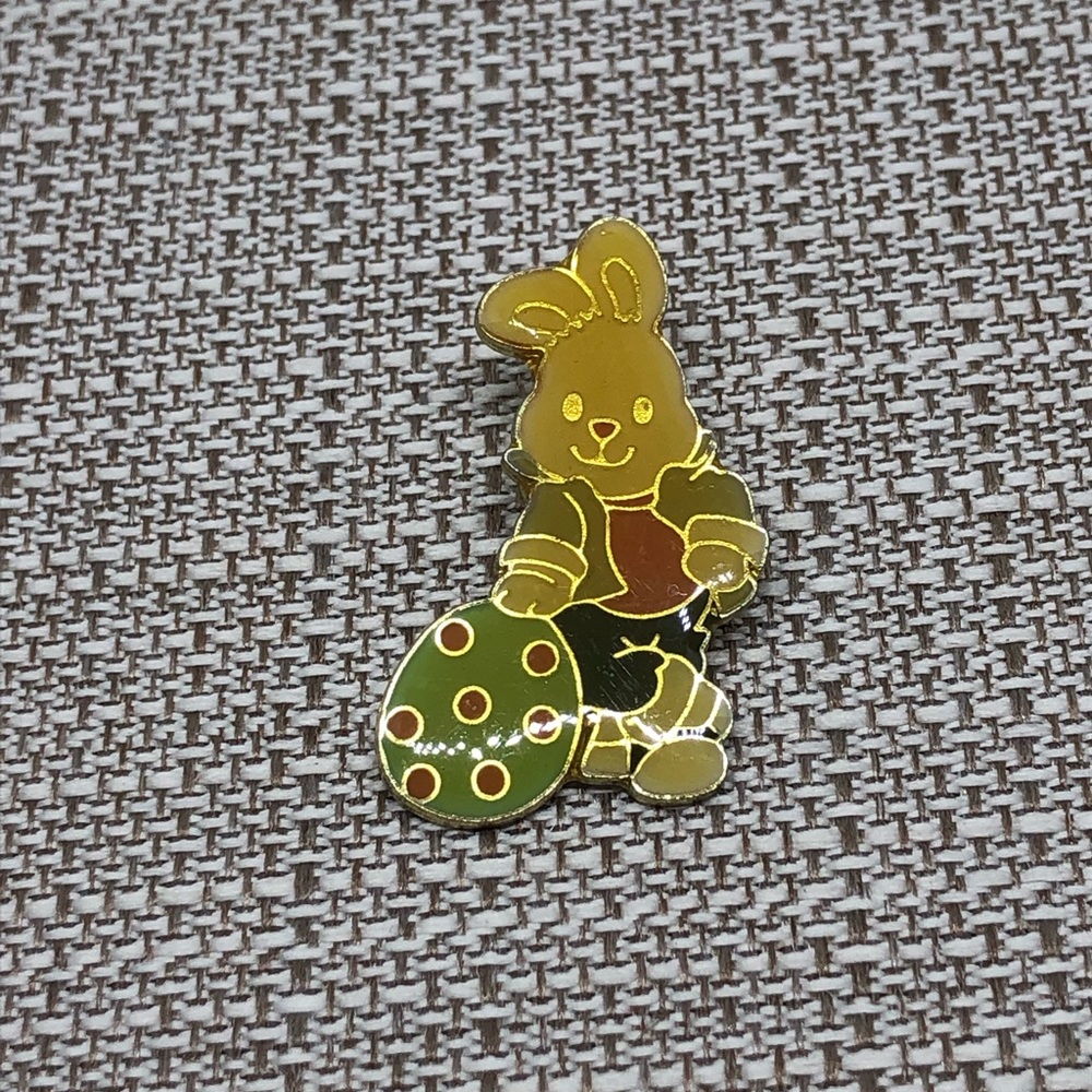Vintage 1989 Easter Bunny pin/brooch